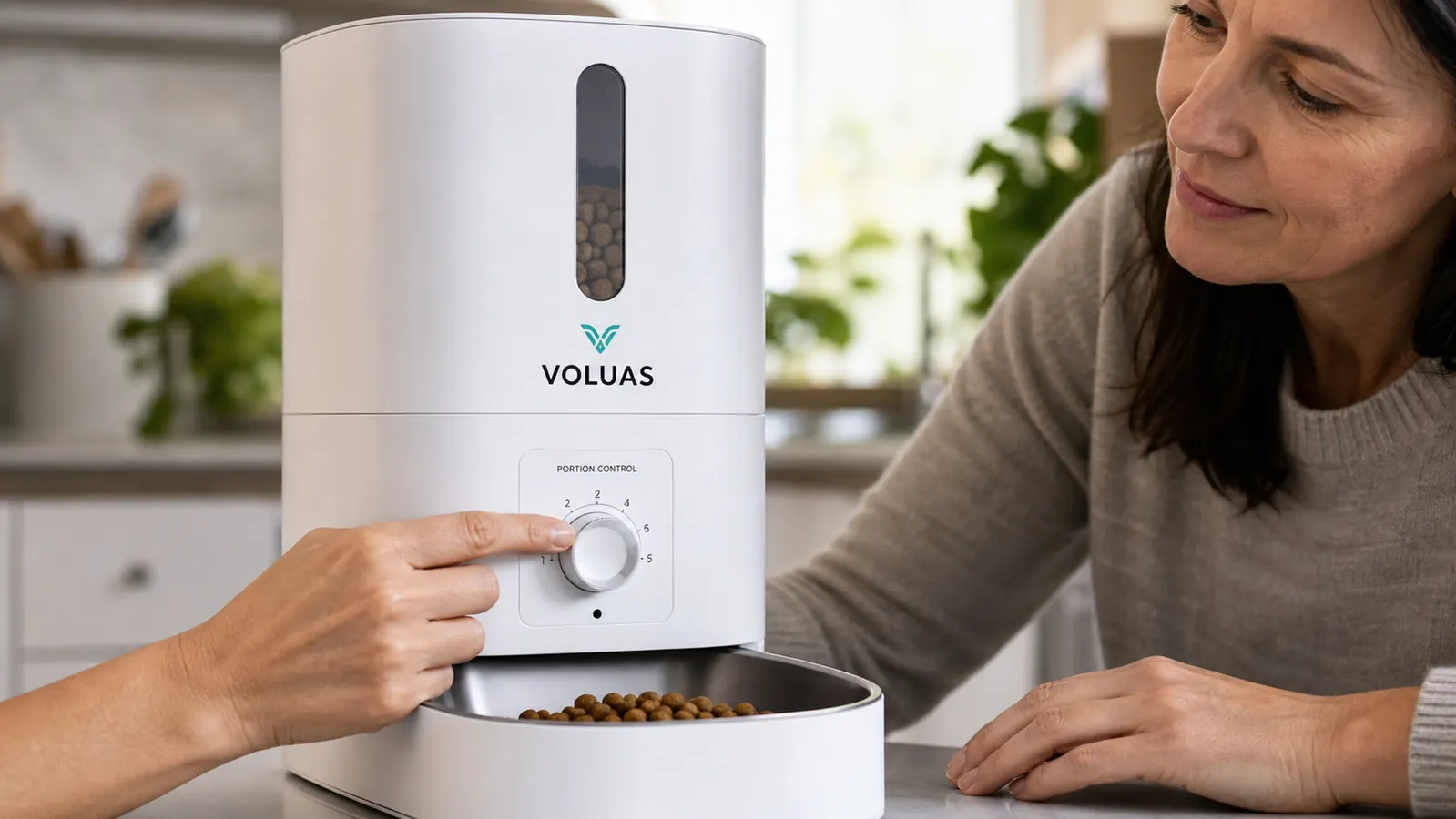 Hand setting the portion dial on a VOLUAS automatic cat feeder